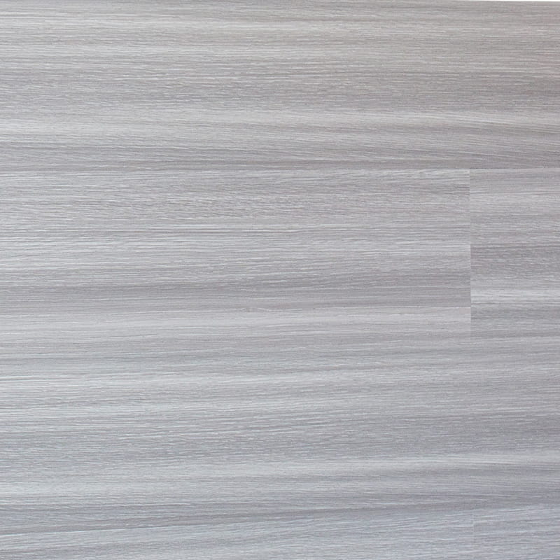 Laminat Premium o grubości 12 mm, jasnoszary, z gładką powierzchnią i słojami drewna. Podłoga typu Click