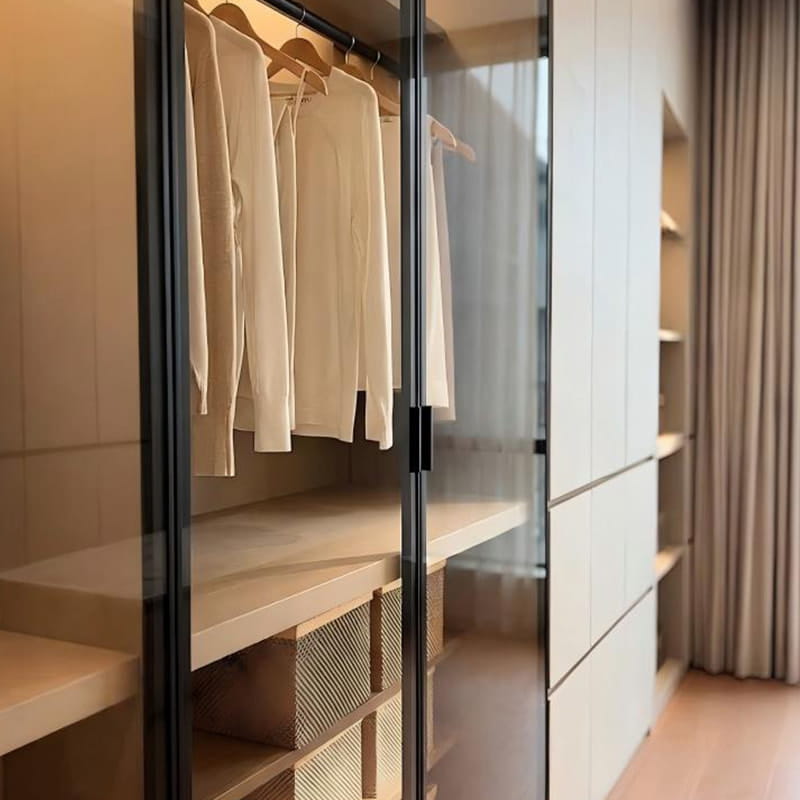 Minimalistyczna garderoba z podświetlanym fornirem Louvre